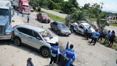 Policías de Tránsito llegaron a levantar el informe del accidente.