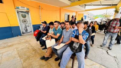 Personas esperan su turno en las instalaciones de la Dirección Nacional de Vialidad y Transporte en Santa Rosa de Copán.