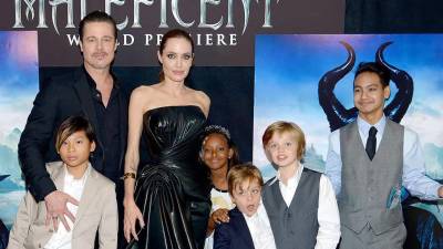 Brad Pitt junto a Angelina Jolie y sus hijos en una fotografía de archivo.