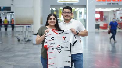Kevin Madrid y su pareja María Fernanda Aguilera con la camiseta del Atlas.