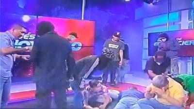 Los encapuchados sometieron al personal de la televisora durante varias horas.