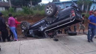 Camioneta pick-up volcada en Erandique, Lempira.