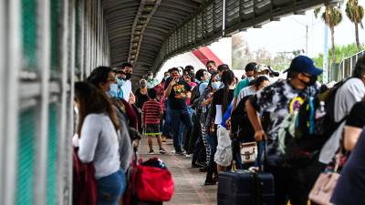 Mujeres que cruzan la frontera terrestre entre México y EEUU denuncian abusos de los agentes fronterizos estadounidenses.