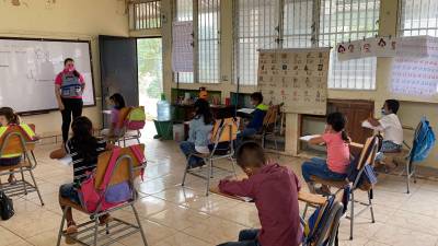 Foto de archivo de alumnos en un aula de clases.