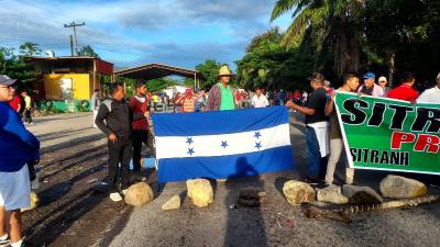 Trabajadores se tomaron la carretera CA-13, pidiendo a las autoridades que desalojen a las personas que han invadido las fincas bananeras donde laboran.