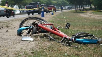 Así quedó la bicicleta en la que se conducía el empleado de gasolinera atropellado en el bulevar del este de San Pedro Sula (Honduras).