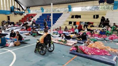 Albergues abarrotados por inundaciones en La Ceiba.