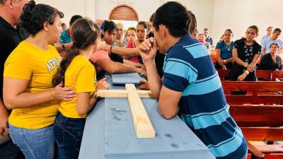 <b>Familiares de Enma Fidelina López celebraron una misa en la iglesia católica de San Juan de Opoa. Fotos: Mariela Tejada.</b>