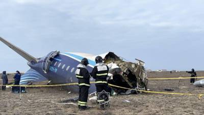 Miembros de los servicios de emergencias examinan los restos del avión que se estrelló en el oeste de Kazajistán. El siniestro dejó 38 muertos y 29 supervivientes, según fuentes oficiales.