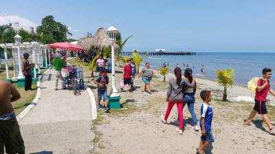 Hondureños recorren una playa en La Ceiba, Atlántida | Fotografía de archivo