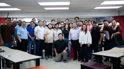 El equipo de Diario Deportivo Diez ha evolucionado con el tiempo, pero el vínculo de hermandad y la pasión por los deportes se mantiene.