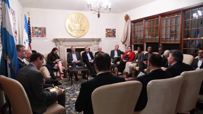 La embajadora de EEUU en Honduras, Laura Dogu, publicó fotografías de la reunión entre empresarios hondureños, congresistas y senadores estadounidenses.