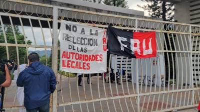 Pancarta y bandera del Fru en el portón de la Unah en Tegucigalpa.