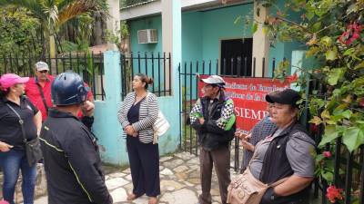 Miembros del Sindicato de Empleados públicos de la Educación mantienen tomada la departamental en Copán