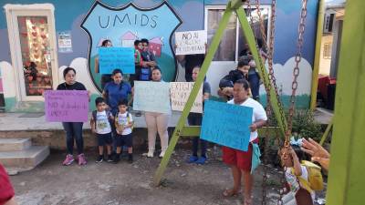 Madres de familia protestaron frente a las oficinas de la Senaf exigiendo que detenga el desalojo de la guardería infantil municipal.