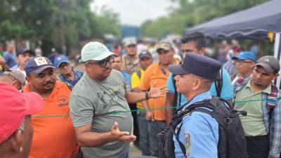 Dirigentes bananeros le manifestaron a la policía que a las 5:30 de la tarde de este martes despejarían la vía y así fue dejando el paso libre para los vehículos.