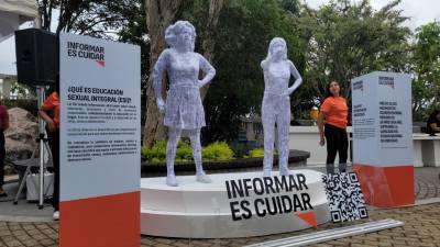 Las esculturas simbolizan a dos jóvenes que desean conocer más de ellos.