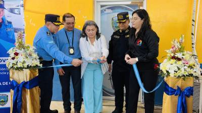Autoridades policiales, Ministerio Público y gubernamentales cortan la cinta en la ceremonia inaugural de la Unidad de