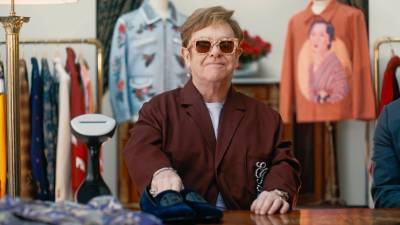 Elton John vende su ropa en eBay.