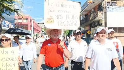 El alcalde de San Pedro Sula, Roberto Contreras, acuerpa la protesta que se realiza este lunes contra el toque de queda en San Pedro Sula.