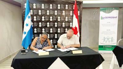 <b><span class=mln_uppercase_mln>acuerdo.</span></b> Abogados sin Fronteras firmaron el convenio.<span class=mln_uppercase_mln> </span>