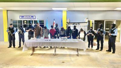 La Policía Nacional presentó en la jefatura departamental de Copán a seis personas detenidas por el delito de tráfico de droga.