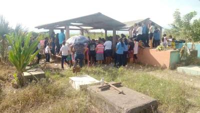 Familiares y amigos asistieron al sepelio de Concepción Cortés, quien murió junto a su hermano y su cuñada en un accidente en Naco, Cortés.