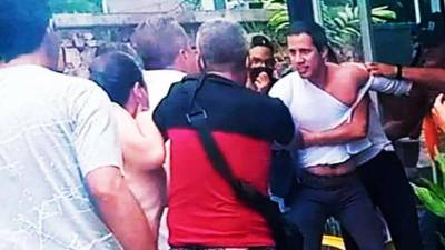Supuestos chavistas atacaron a Guaidó durante una visita al oeste de Venezuela.