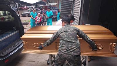 El cuerpo del policía siendo retirado de la morgue en Tegucigalpa.