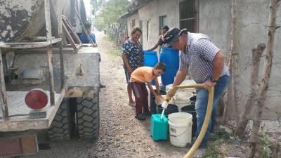 La Alcaldía está suministrando agua a la población.