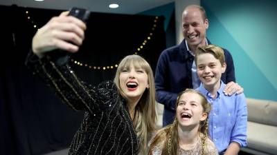 La cantante Taylor Swift posa con el príncipe Guillermo y sus hijos Jorge y Carlota.