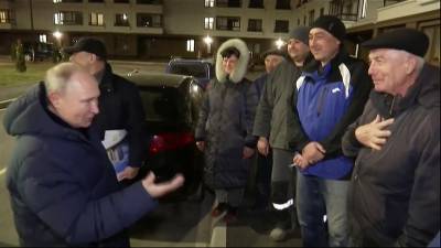 Putin recorrió la ciudad y saludó a ciudadanos ucranianos que lo recibieron con “calidez”.