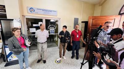 La supervisora adjunta del Poder Judicial, Larissa Barahona, atendió a periodistas en Santa Rosa de Copán tras la primera audiencia de investigación al juez de letras Rafael Rivera.