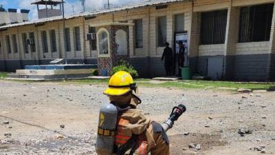 Un elemento del Cuerpo de Bomberos dentro de la cárcel de Comayagua.