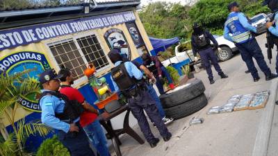 Fotografía muestra el momento en que agentes policiales antidrogas encuentran droga en las llantas de un camión en El Florido, Copán (Honduras).