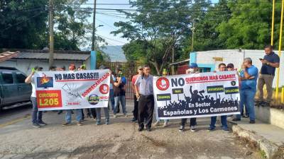 Pobladores del sector El Carmen protestan frente a las instalaciones de la Enee en San Pedro Sula.