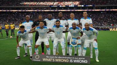 Titulares de la selección de Honduras ante México.