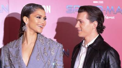 Zendaya no deja de acallar los rumores de boda. La estrella de “Euphoria” intentó aclarar la confusión sobre su supuesta boda con Tom Holland durante una entrevista en “Jimmy Kimmel Live!” el pasado lunes, solo para desconcertar aún más a sus fans.