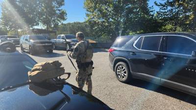 La Policía sigue la búsqueda del atacante después de un tiroteo que tuvo lugar el 07 de septiembre en una carretera en Londres, Kentucky.