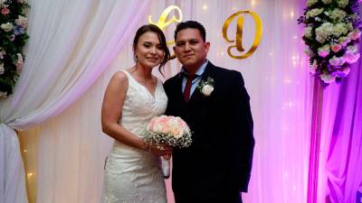 <b><span class=mln_uppercase_mln>casados.</span></b> Dunia Pérez y German Gutiérrez se casaron luego de 10 años de relación. <i>FOTOS: FRANKLIN MUÑOZ</i>