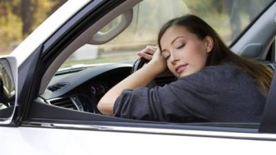 Debe tomarse una siesta de 15 o 20 minutos, o beber una taza para seguir conduciendo.