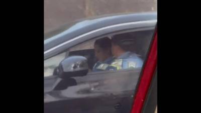 Video: Policía es captada manejando sin cinturón en la capital; “haceme la esquela vos”, le grita a ciudadano