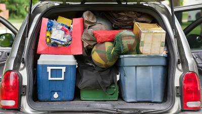 Los carros no solo se sobrecargan con cosas, sino que también con personas al exceder la capacidad para la que está hecha el vehículo que utilice.