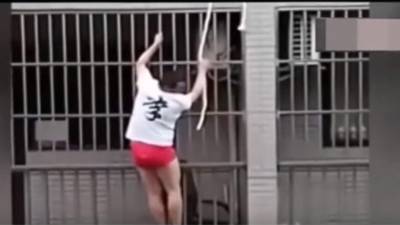 El hombre baja del apartamento con una soga.