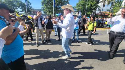 Roberto Contreras baja del estrado para bailar con estudiantes