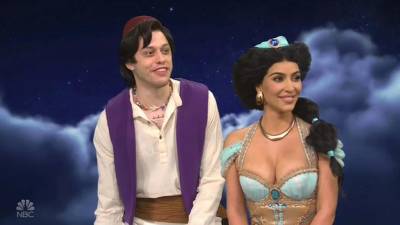 Pete Davidson y Kim Kardashian en el programa ‘Saturday Night Live’.