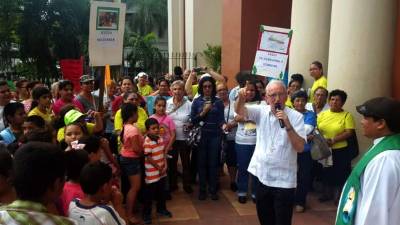 En la catedral los feligreses fueron recibidos por el obispo Ángel Garachana, quien exhortó por la unidad familiar como base de la sociedad.