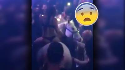 La mujer semidesnuda entró en la discoteca montada a caballo.