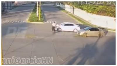 Mujer en moto es embestida por carro en concurrida calle de La Ceiba