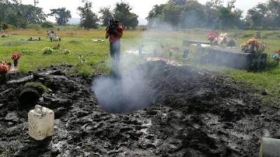 Tumba profanada en la cual sacaron el cadáver y después lo quemaron en la ciudad de San Pedro Sula, zona norte de Honduras.